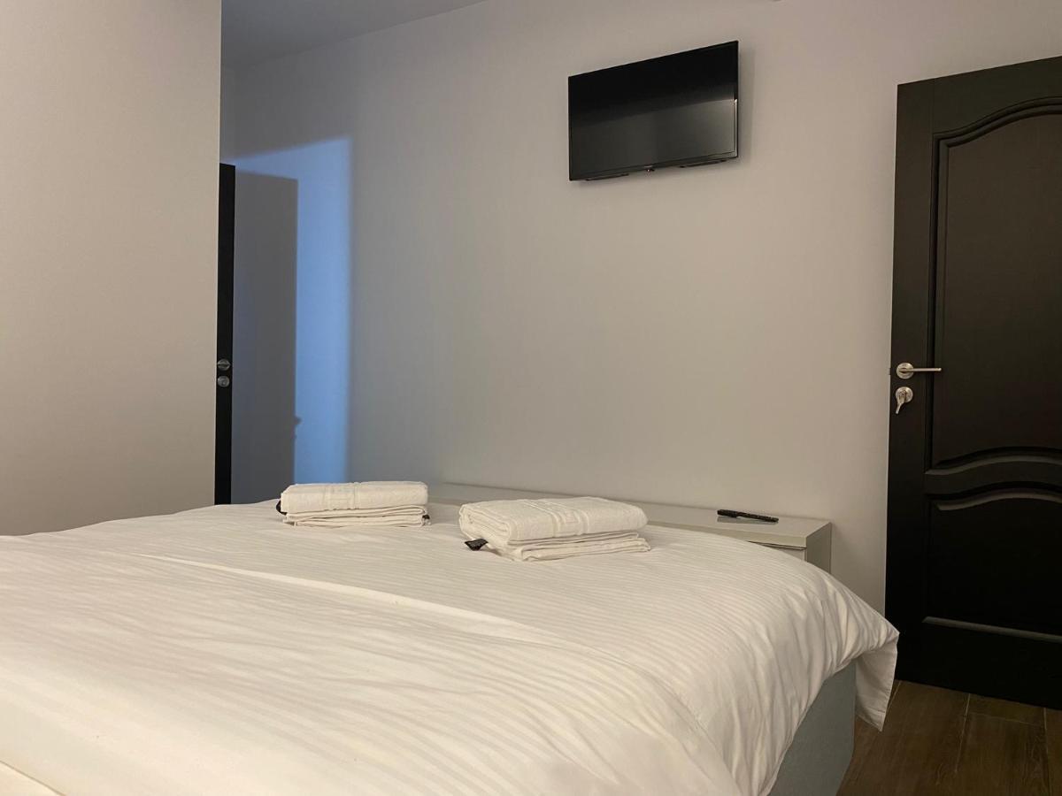 Modern House Hotel Máramarossziget Kültér fotó