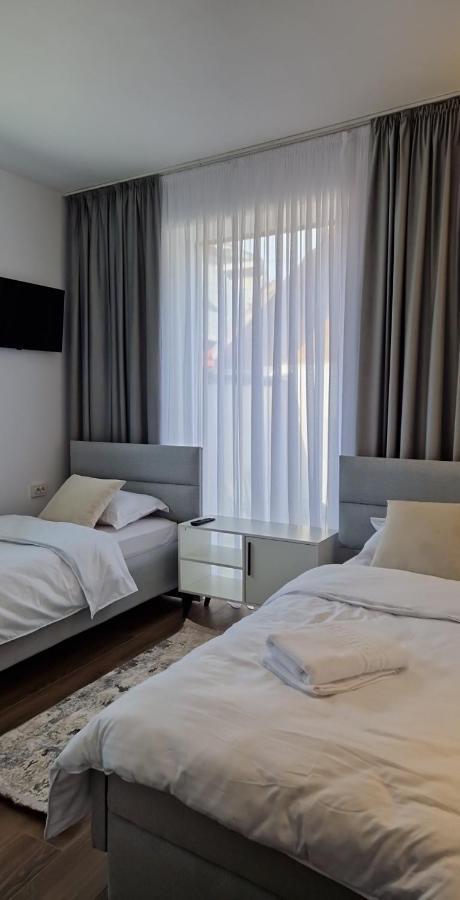 Modern House Hotel Máramarossziget Kültér fotó
