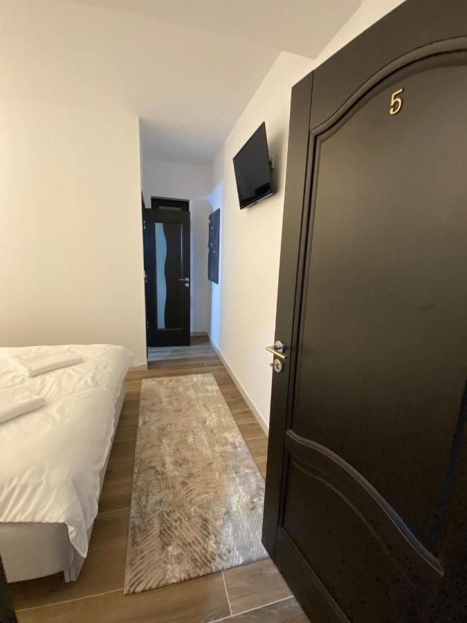 Modern House Hotel Máramarossziget Kültér fotó