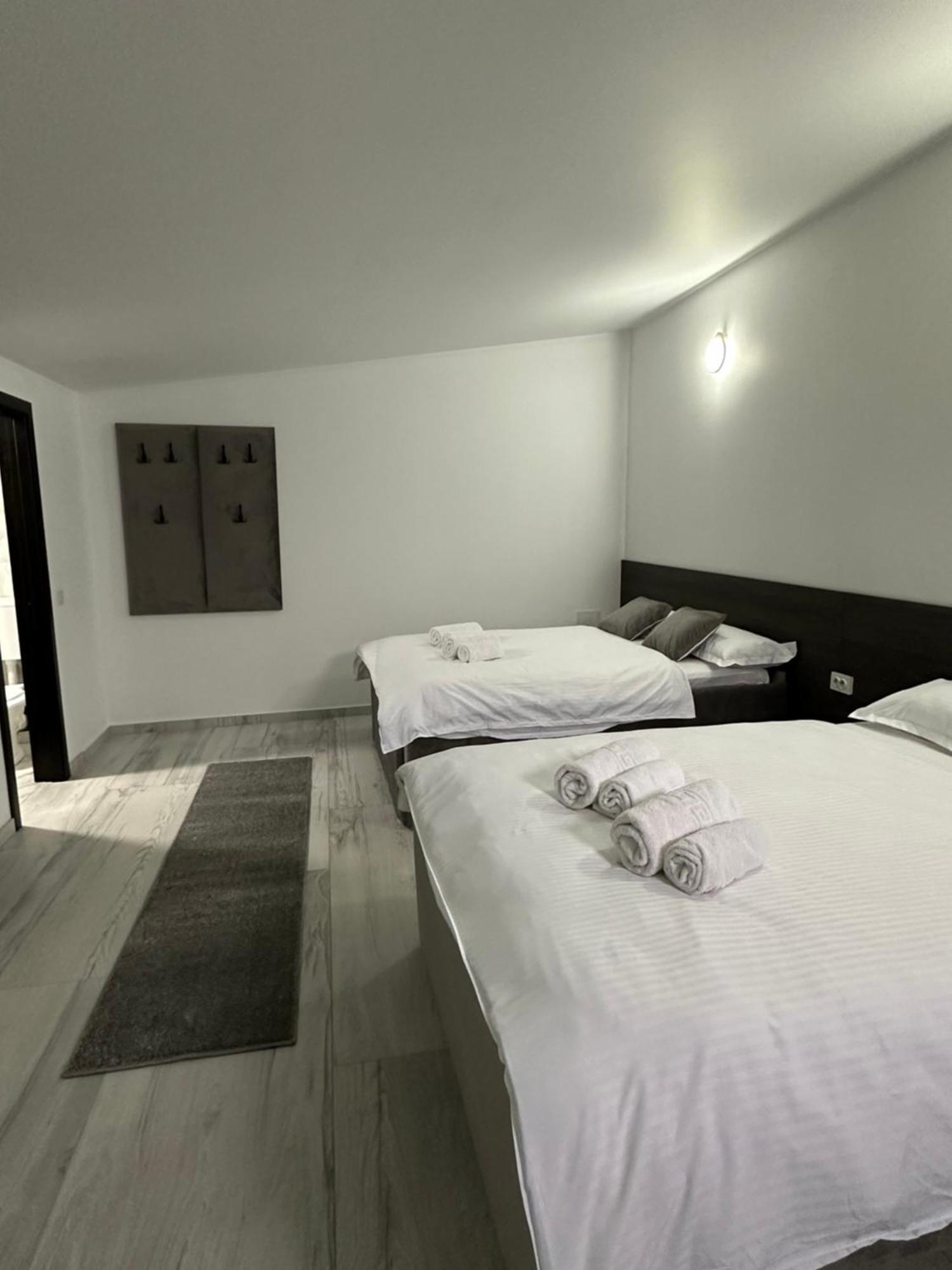 Modern House Hotel Máramarossziget Kültér fotó