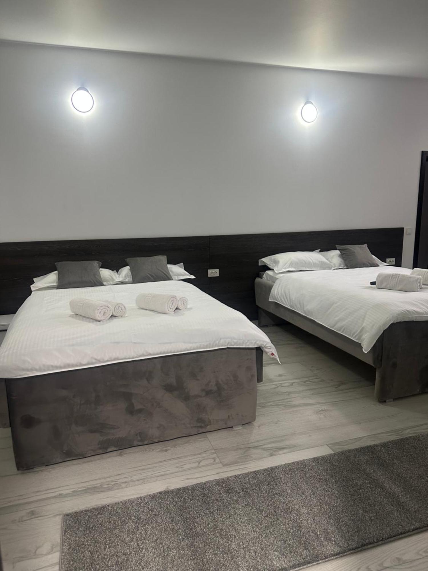 Modern House Hotel Máramarossziget Kültér fotó